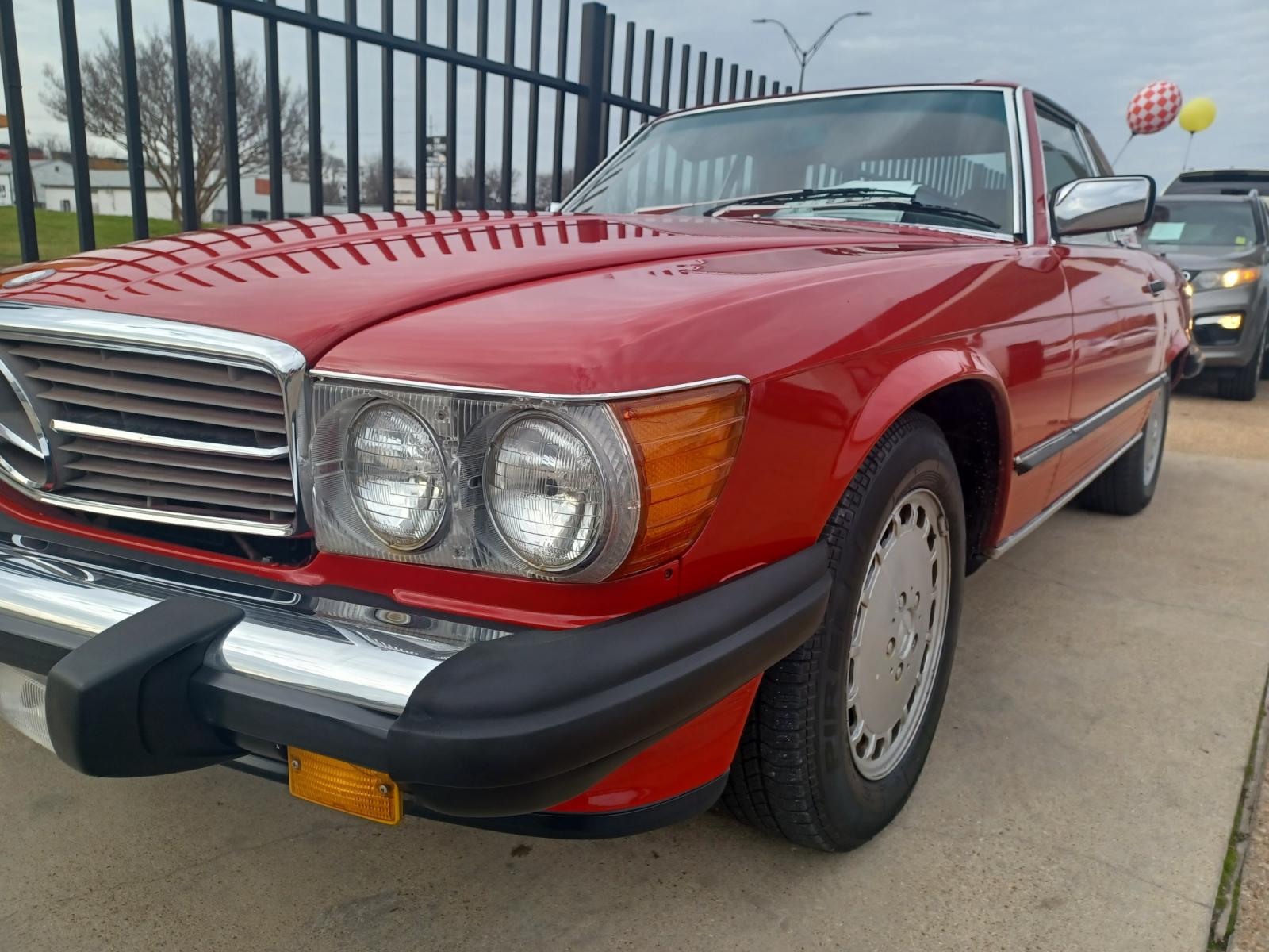 1989 RED /TAN, LEATHER Mercedes-Benz 560 SL coupe (WDBBA48D2KA) with an 5.6L V8 SOHC 16V engine, 4-Speed Automatic transmission, located at 2001 E. Lancaster, Ft. Worth, 76103, (817) 336-7000, 32.746181, -97.301018 - Photo #4